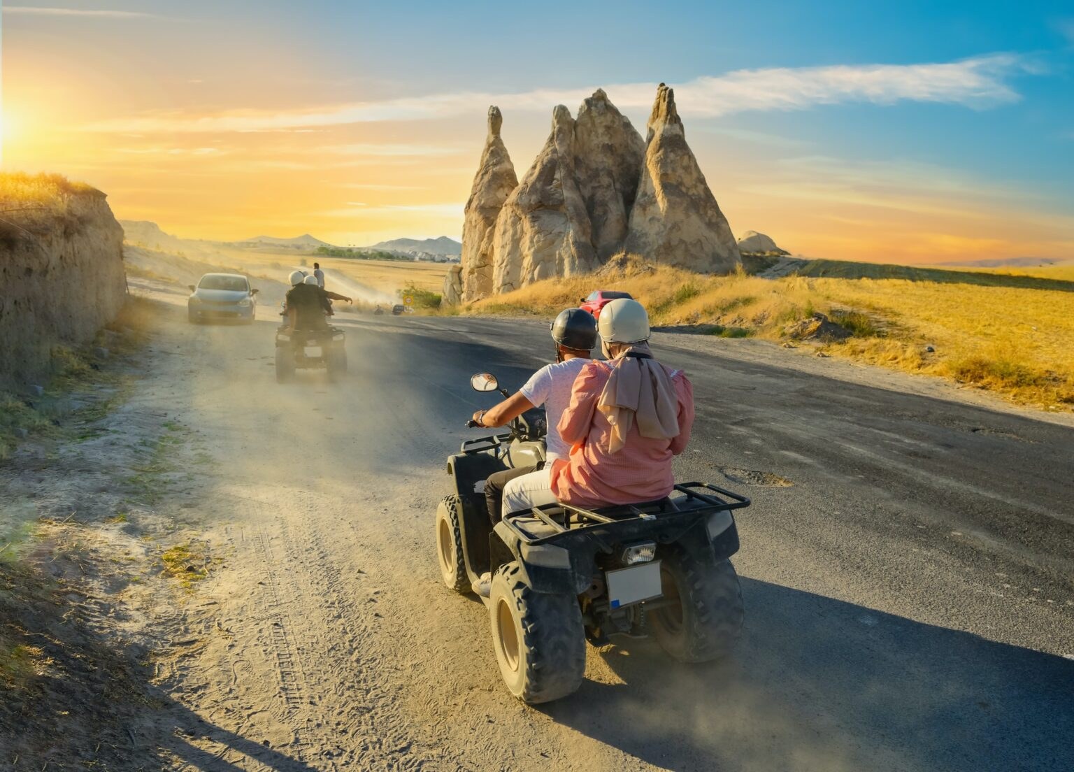 Quad en una ruta de tierra